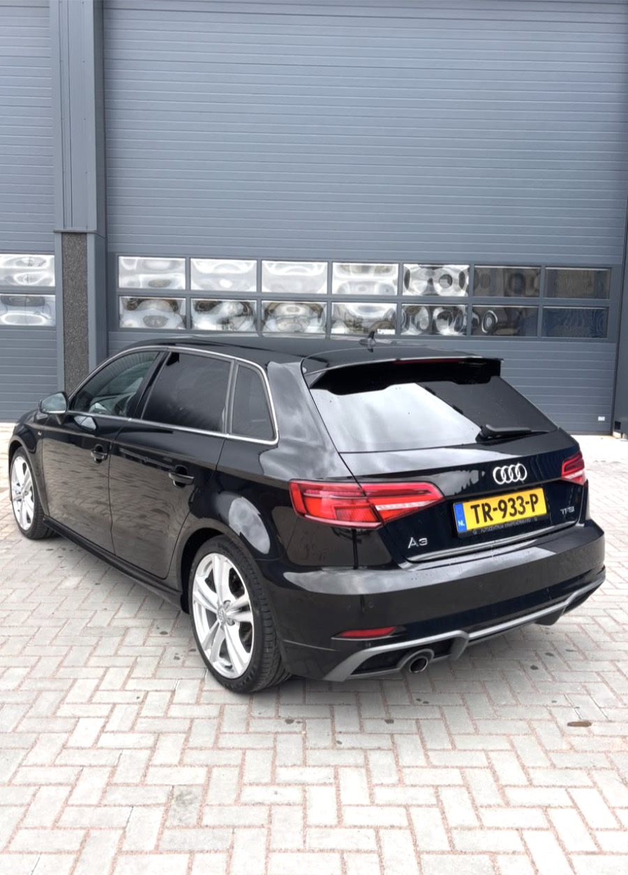 Zwarte Audi A3 Sportback met geblindeerde achterruiten