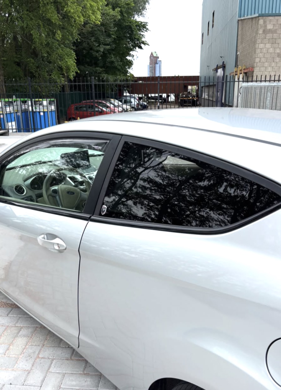 Ford Fiesta met sterk geblindeerde achterste zijruit