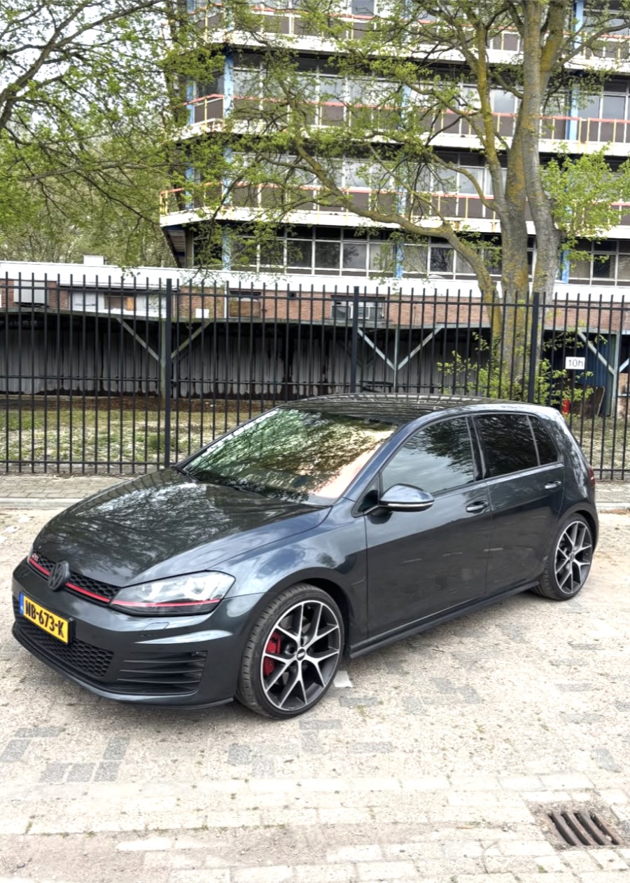 Volkswagen Golf GTI met rood gespoten remklauwen en geblindeerde ruiten